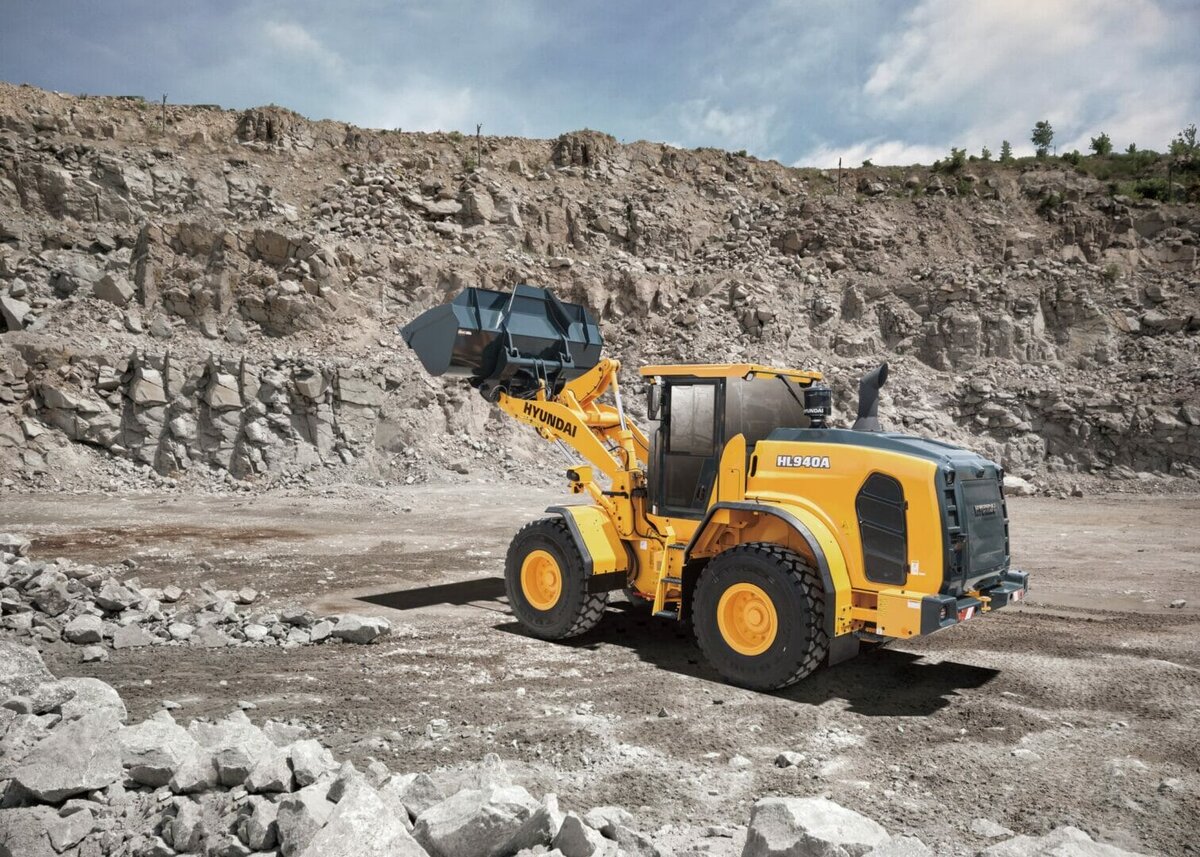 Hyundai Construction Equipment Europe (HCEE) kick starts the HL900 wheel loader A-Series with a trio @HyundaiCEE