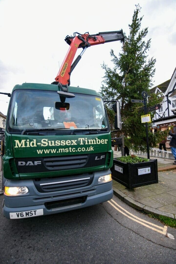 Mid-Sussex Timber delivers Christmas Tree for East Grinstead to mark an annual tradition @midsussextimber