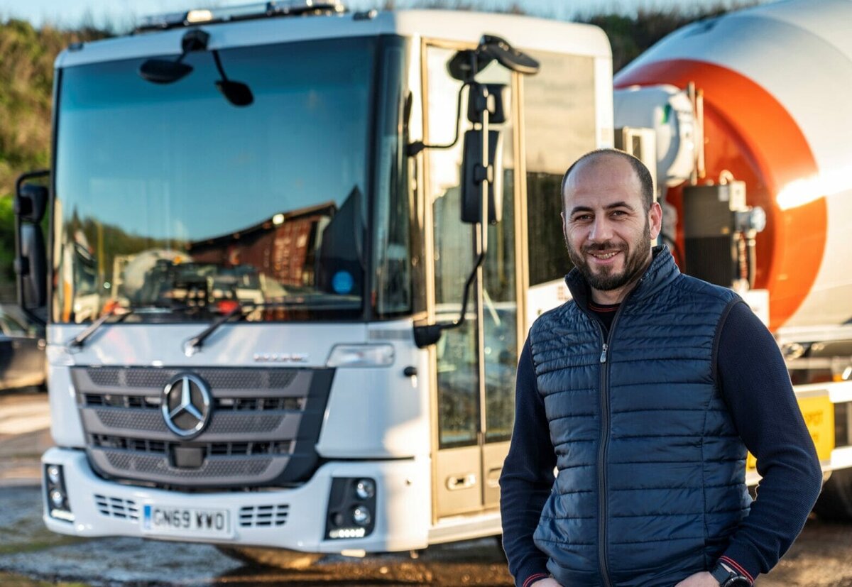 Cris puts another cross in the Mercedes-Benz Econic box  @Hanson_UK  @MercedesBenz