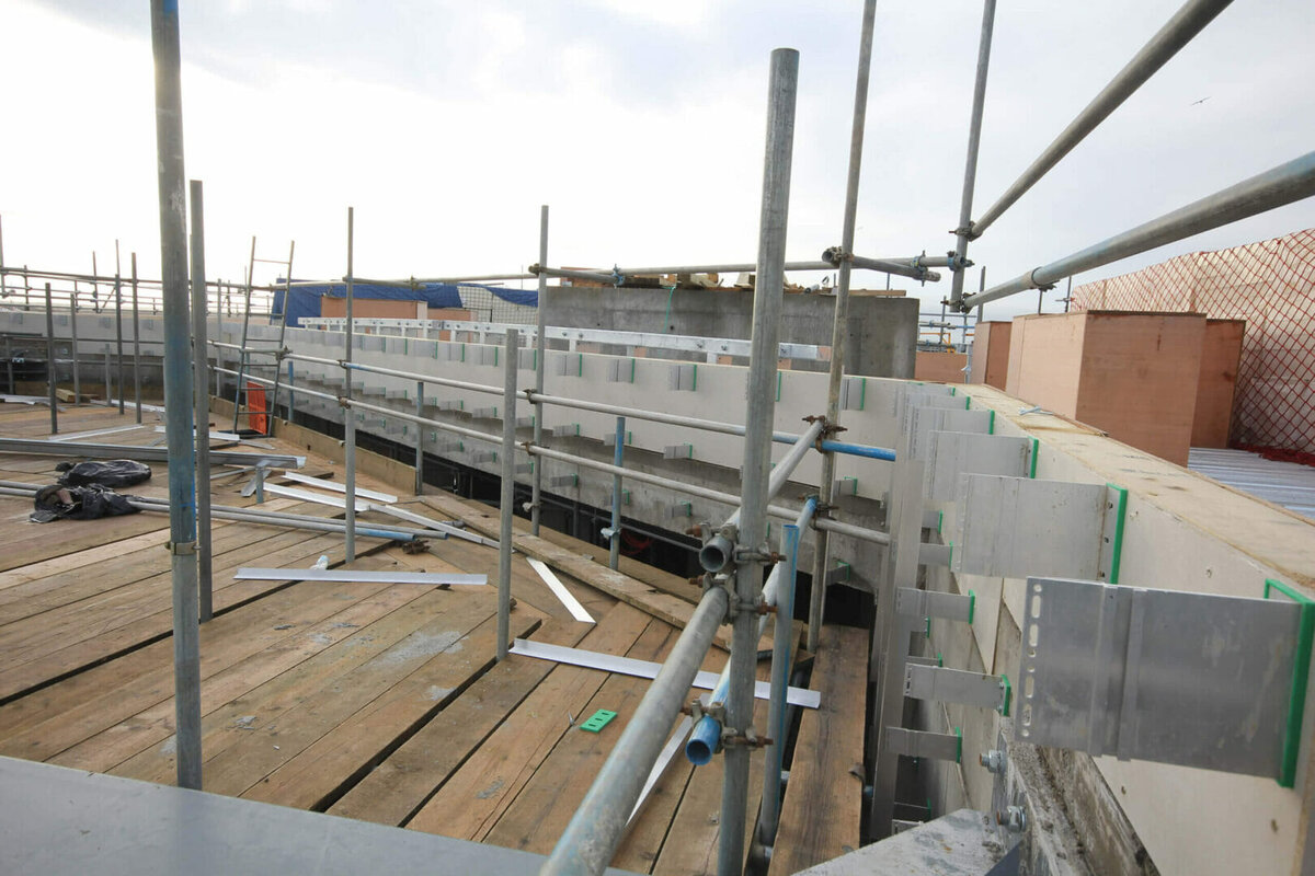 MAGPLY A1 BOARDS SHEATH HYBRID ELEMENTS TO MODULAR HOTEL BUILD IN KENT @magply