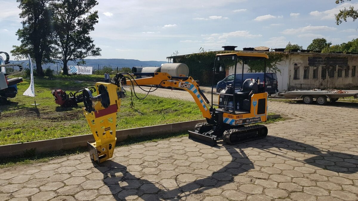 Utility strikes and use of trenchless technology – using the bore hole created by removing the old pipe to install a replacement pipe