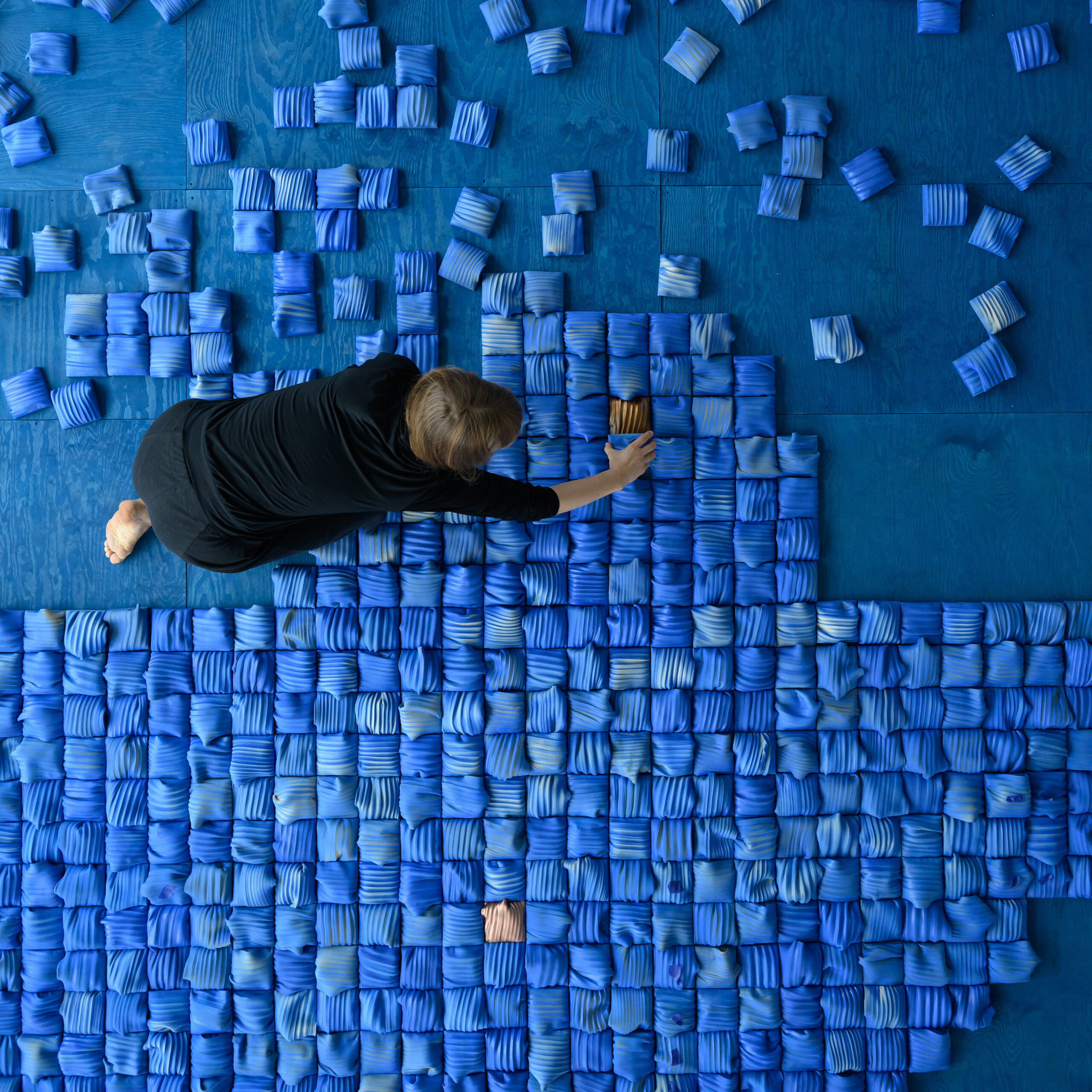 Polish artist Alicja Patanowska’s ‘The Ripple Effect’ installation of 2000 handmade tiles captivate visitors at the V&A, during London Design Festival 2025 as part of the UK/Poland Season 2025.