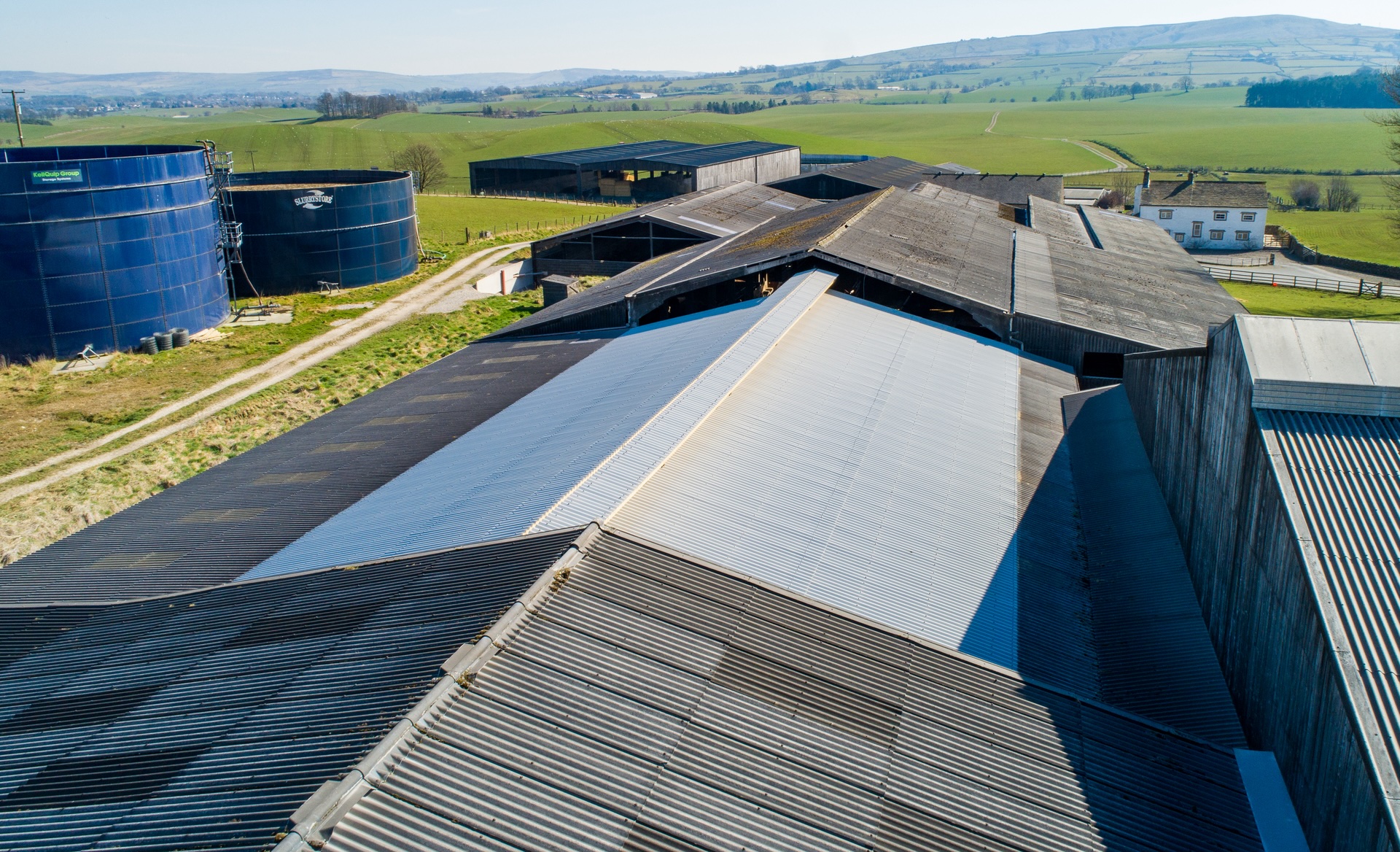 BRETT MARTIN IMPROVES COW COMFORT WITH ITS MARLON CST HEATGUARD AT DAIRY FARM IN LANCASHIRE