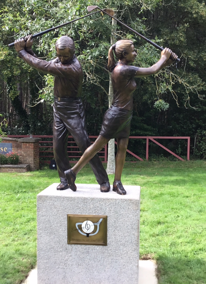 Escar UK Bronze unveils a brand new statue at Singing Hills Golf Course