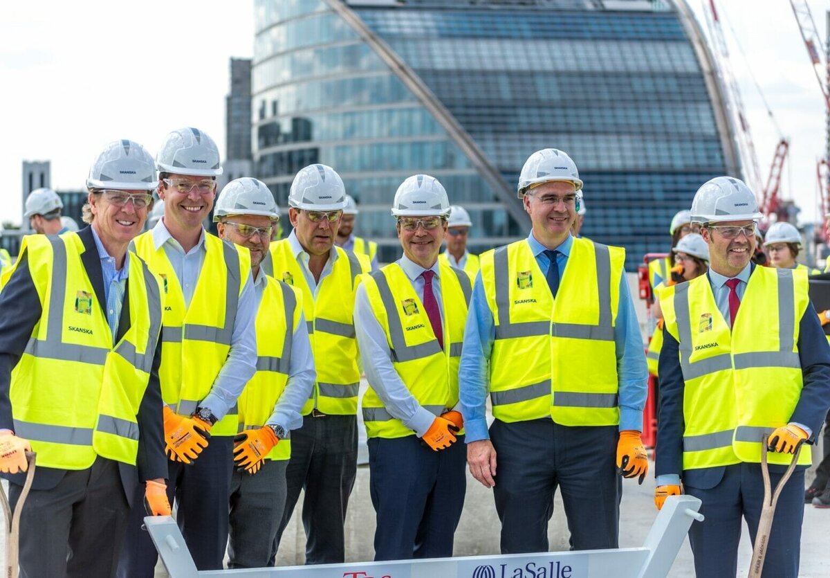 Skanska’s team working on the 60 London Wall construction project hosted a topping out ceremony on 16 July.@Skanska’s