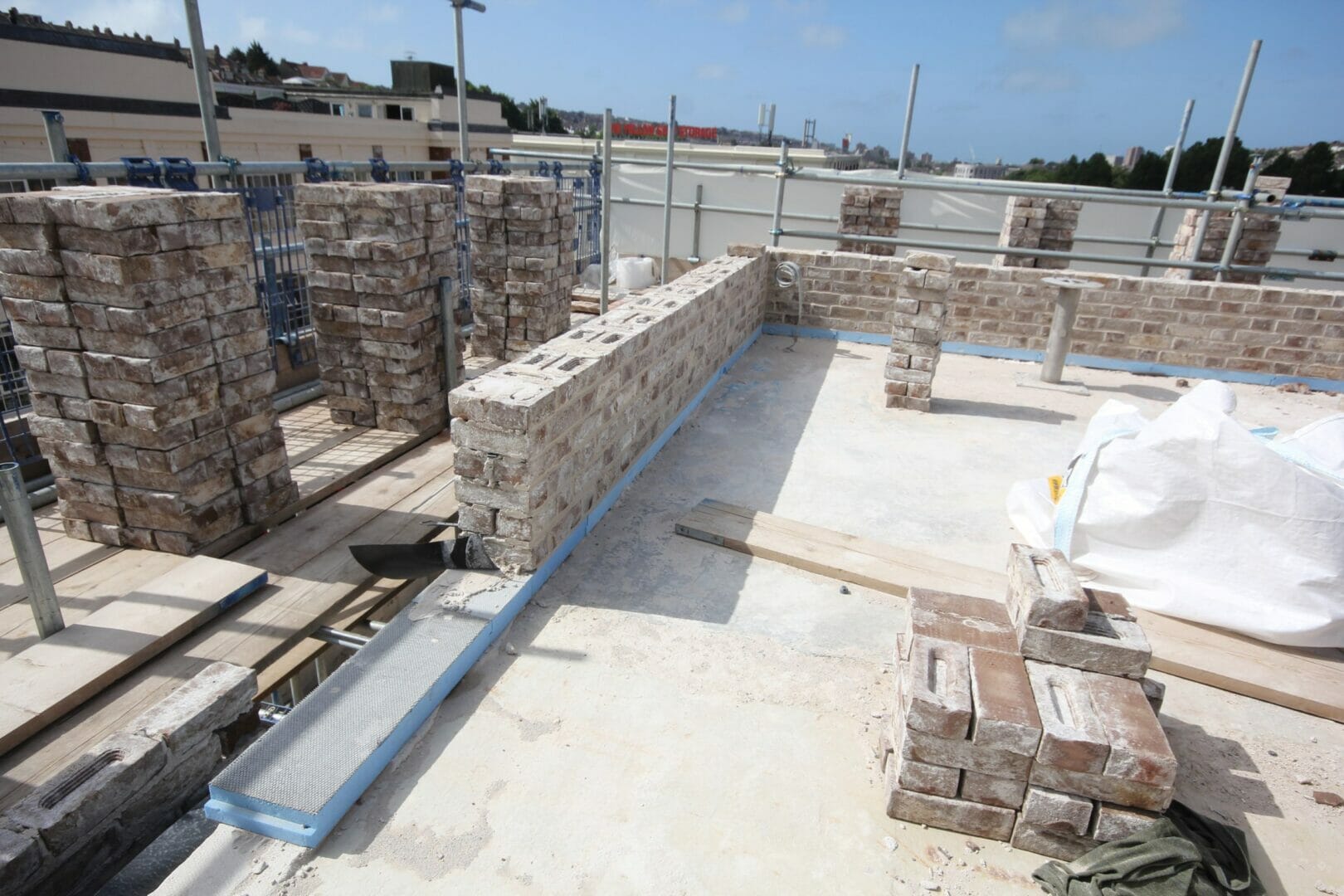 MARMOX THERMOBLOCKS USED FOR PARAPET WALL CONSTRUCTION ON BRIGHTON STUDENT BUILDING @MarmoxUK