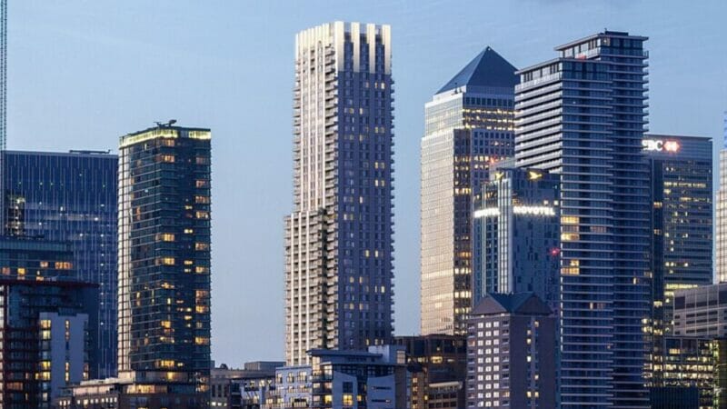 Developer Ballymore has withdrawn an application to build a 51-storey block of luxury flats in Canary Wharf just hours before it went to committee for final planning.
