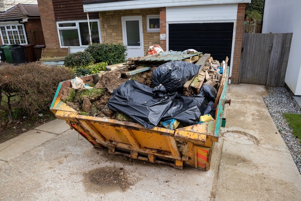 Your Expert Guide to Dumping the Debris – What You Can Put in Your Skip